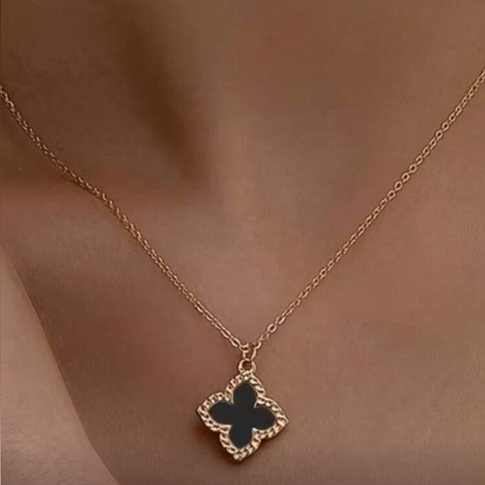 Gold Clover Pendant necklace M731